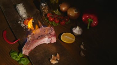 yakından görmek ham parça et ve biber biber Kıyma Kurulu siyah alev ile. Sulu domates baharatlar tuz özel lezzetli yemekler lezzetli beslenme hazırlanıyor ızgara sığır eti biftek Barbekü alevler ateş