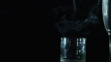 Siyah arka plan üzerine cam duman