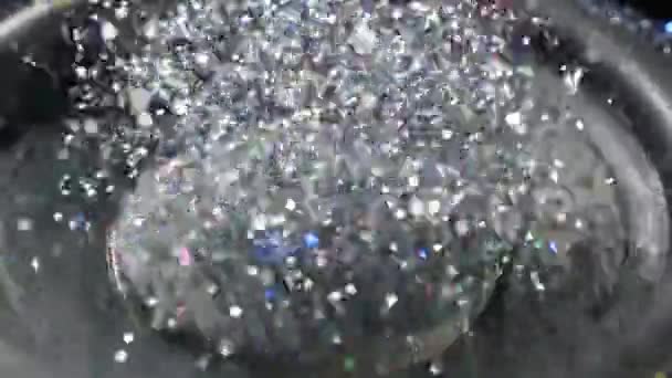 Abstrakter Hintergrund eines Subwoofers, der sich schnell mit Glitzern bewegt — Stockvideo