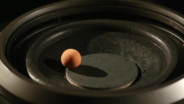 Saut boules brillantes sur Subwoofer en mouvement — Video