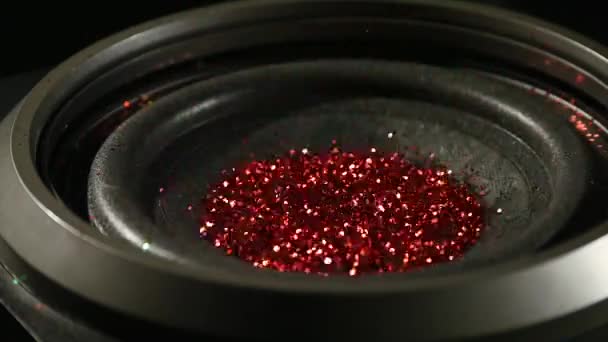 Subwoofer-Lautsprecher-Vibrationen mit rotem Glitzern — Stockvideo