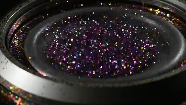 Abstrakter Hintergrund eines Subwoofers, der sich schnell mit Glitzern bewegt — Stockvideo