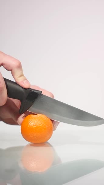 Cortar media naranja, Fruta fresca, Cortar con un cuchillo, Primer plano de una naranja, Naranja, Estilo de vida saludable — Vídeo de stock