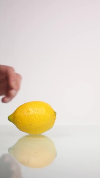 Hand cuts a lemon with a knife — Stock Video