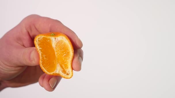 Mužské ruky mačkání čerstvé oranžové Juice.Hand mačkat pomeranč — Stock video
