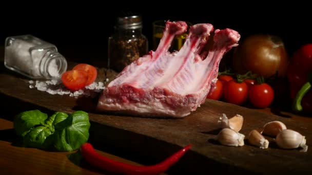 Крупный план ребер и ингредиентов говядины на доске — стоковое видео