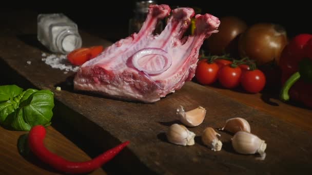 Close-up de costelas de carne de bovino e ingredientes no tabuleiro — Vídeo de Stock