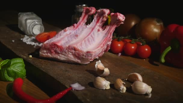 Крупный план ребер и ингредиентов говядины на доске — стоковое видео