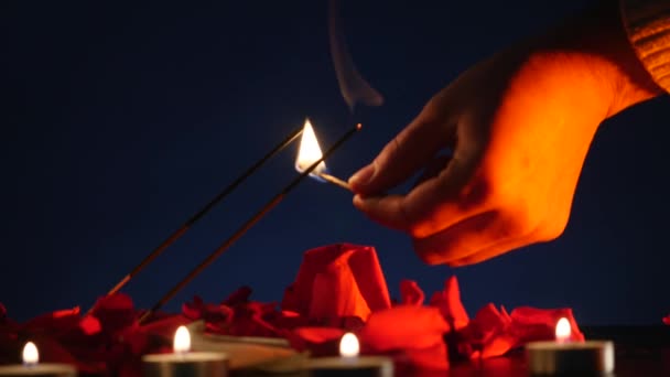 Definição de mesa de aromaterapia com velas perfumadas e vara de aroma. mão acender velas e vara de aroma — Vídeo de Stock