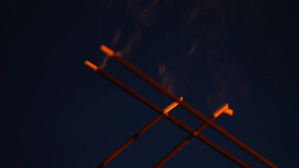 Primo piano di bruciare bastoncini di incenso con fumo su sfondo nero — Video Stock