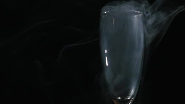 Rök i glas på svart bakgrund — Stockvideo