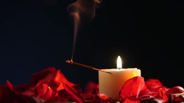 De stokken van de wierook en kaarsen branden en rook op donkere achtergrond, rook van wierook en kaars licht — Stockvideo