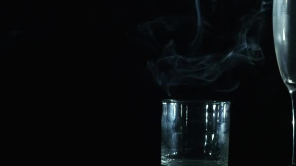 Fumée dans le verre sur fond noir — Video