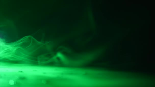 Fantástico truque de bolhas de sabão verde mágico na mesa preta no fundo preto — Vídeo de Stock