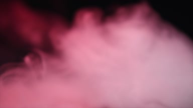 Siyah arkaplanda pembe duman