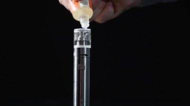 Yakın çekim - adam doldurun vape sıvı ile