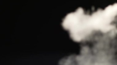 Siyah arkaplan karşısında uzayda süzülen duman