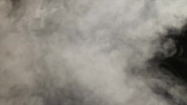 Siyah arkaplan karşısında uzayda süzülen duman
