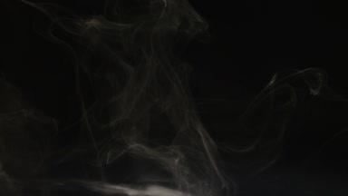 billowing siyah bir arka plan üzerinde duman