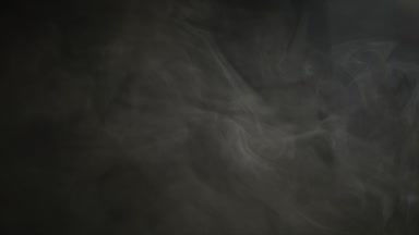 billowing siyah bir arka plan üzerinde duman