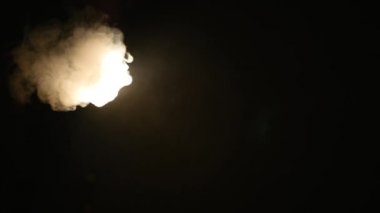 Siyah arka plan üzerinde bulut duman. Duman etkisi. Stüdyo vurdu. Sis arka plan. Sigara dumanı