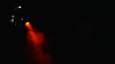 izole siyah zemin üzerine kırmızı duman alev