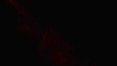 izole siyah zemin üzerine kırmızı duman alev