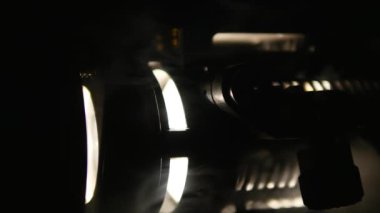 Siyah arkaplan karşısında uzayda süzülen duman