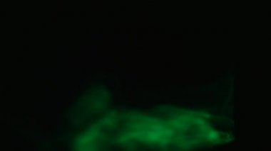 Siyah arkaplanda yeşil duman