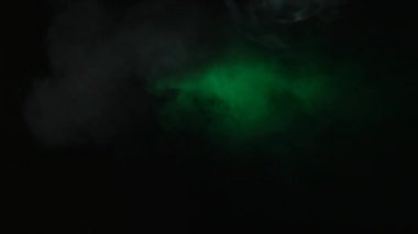 Siyah arkaplanda yeşil duman