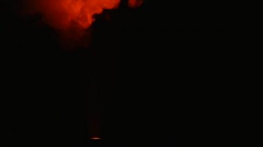 izole siyah zemin üzerine kırmızı duman alev