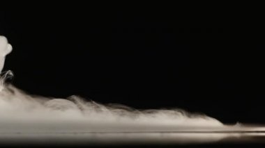 bulutlar duman soyut siyah arka plan üzerine