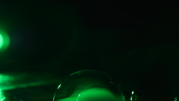 Grüne Seifenblasen mit Rauch auf schwarzem Hintergrund — Stockvideo