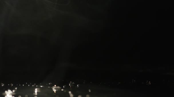 Siyah arkaplan karşısında uzayda süzülen duman — Stok video