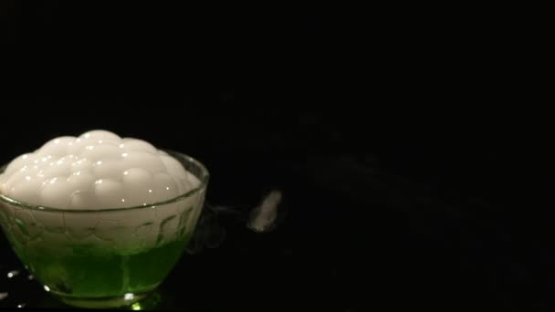 Bulles de savon dans l'eau en verre — Video