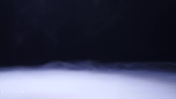 Καπνός που επιπλέει στο διάστημα σε μαύρο φόντο — Αρχείο Βίντεο