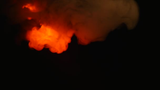 Красный дым пламя на изолированном черном фоне — стоковое видео