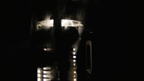 Fumée flottant dans l'espace sur fond noir — Video
