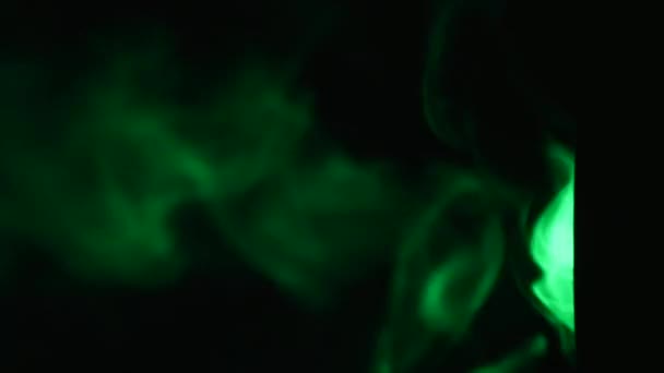 Fumée verte sur fond noir