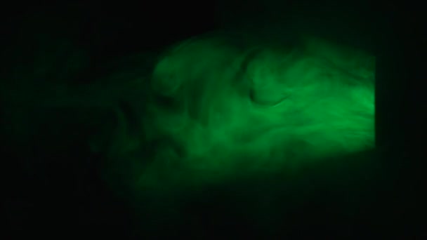 Зеленый дым на черном фоне — стоковое видео