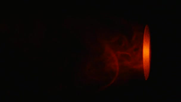 Červený dým plamen na izolované černém pozadí — Stock video