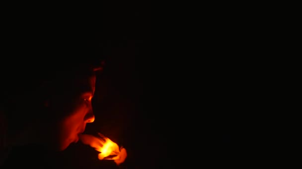 孤立黑色背景下的红色烟雾火焰 — 图库视频影像