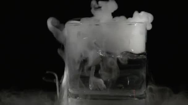 Abstrato fumaça branca em vidro o efeito do gelo seco no fundo escuro — Vídeo de Stock
