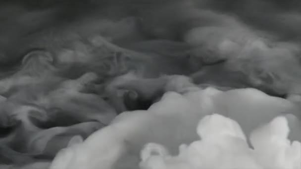 Nuvens fumaça abstrato no fundo preto — Vídeo de Stock