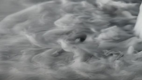 Wolken rook abstract op zwarte achtergrond — Stockvideo