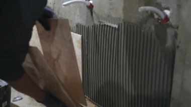 Seramik karo duvara koyarak. Özel tutkal tam banyo duvar ustası yavaş yavaş Seramik Karo döşeme