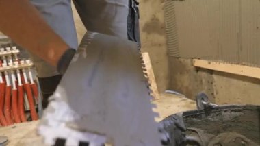 Seramik karo duvara koyarak. Özel tutkal tam banyo duvar ustası yavaş yavaş Seramik Karo döşeme