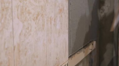 Seramik karo duvara koyarak. Özel tutkal tam banyo duvar ustası yavaş yavaş Seramik Karo döşeme