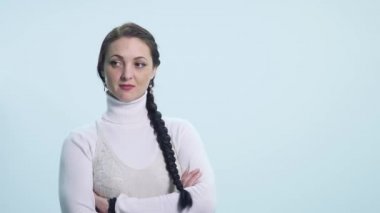 Beyaz bir arka plan üzerinde şüpheci, kibirli, şüpheli görünüyor