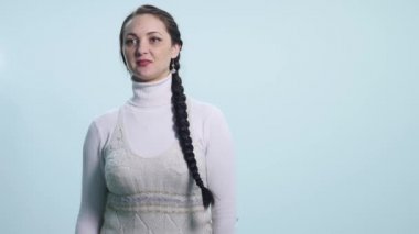 genç bir kadının duygu ve görüşmeler gösterir